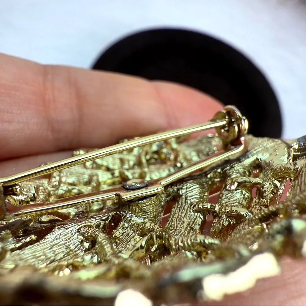Gorgeous, aged goldtone etched leaf raised brooch, pin